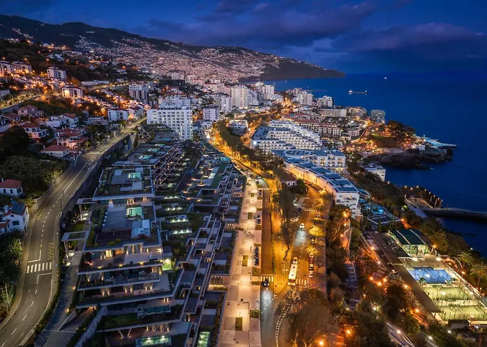 Savoy Monumentalis Ix By An Island 丰沙尔