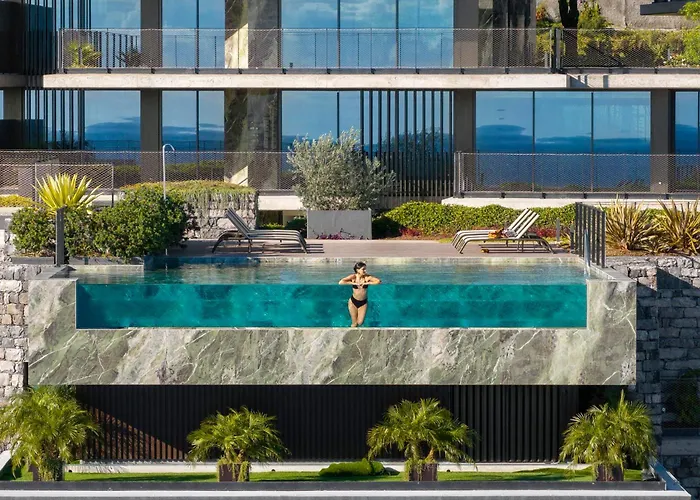 Savoy Monumentalis Ix By An Island フンシャル